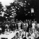 Kräfta uti det gröna 1937. Hjalmar K., Karin H., Asta L., From. Kräftskiva på Streteredshemmet i Kållered, år 1937.