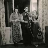 Personalfest på Streteredshemmet i Kållered, år 1955. Greta Hagman, Karin Haneberg, med zigenaren Ivar Andersson.