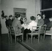 I personalmatsalen på skol- och vårdhemmet Stretered i Kållered. Rektor Arne Larsson med personal: Hjalmar Kristiansson, Vilgot Axelsson och Ivar Andersson.