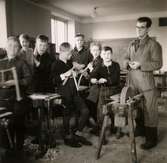 Pojkar med lärare i slöjdsal på Streteredshemmet i Kållered.