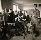 Pojkar med lärare i slöjdsal på Streteredshemmet i Kållered.