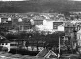 Vy mot Stadshuset och Folkets Hus från ett av taken på pappersbruket Papyrus industriområde i Forsåker, Mölndal, på 1960-talet. I bakgrunden ses bebyggelse i Bosgården.