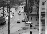 Trafik på Göteborgsvägen i Mölndalsbro på 1960-talet. Vy söderut från Folkets Hus. I förgrunden ses Tempelgatans mynning i Göteborgsvägen.