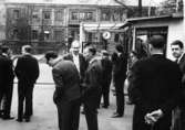 En samling män på besök vid pappersbruket Papyrus i Forsåker, Mölndal, på 1960-talet.