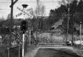 Järnvägsövergången vid Strandgatan i Grevedämmet, Mölndal. I bakgrunden ses lagringsplats för Soab.