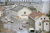 Trafik på Kvarnbygatan vid Gamla Torget i Mölndals Kvarnby på 1970-talet. Till vänster ses Kvarnbygatan 45 (Malmgrenska huset), i mitten nr 6 samt till höger nr 4 (Byggnad 213). Bakom huset nr 6 skymtar taket på Götiska Förbundets skola.