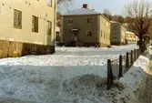 Bostadsbebyggelse vid Brunnsgatan i Ryet, Mölndal, en vinterdag på 1978-talet.