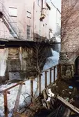 Mölndalsfallen i Mölndals Kvarnby på 1980-talet. Industribebyggelse på båda sidor om forsen.