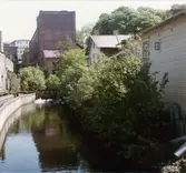 Mölndalsfallen utanför huset Götaforsliden 1-5 i Mölndals Kvarnby på 1980-talet. Vy från Forsebron mot Nymans kvarn och Stora Götafors.