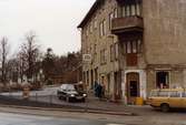 Annas affär i huset Trädgårdsgatan 4 i Trädgården, Mölndal, på 1970-talet. Vy från Kvarnbygatan.