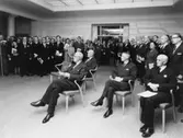 Jubileumshedersgäst var dåvarande kung Gustaf VI Adolf.
Generaldirektör Nils Hörjel invigningstalade. Konungen lyssnar här
uppmärksamt på invigningstalet.
