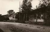 Gamla skolan i Livered. Till vä. storskolan till höger småskolan.
Var i bruk till 1954 när Brattåsskolan var klar. Nuv. adress 
Streteredsv. 59/61.