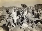 Kvinnor och flickor vid en badplats, 1920-tal