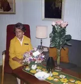 Inga-Lill Börjesson slutar sin anställning på Tempo juli 1975. Hon har sin rock med namnskylt på. Glasvasen var en present från Tempo.