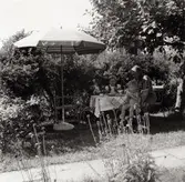 Solhemsgatan 10, uteplats mot Solhemsgatan 12. Åke Börjesson tillsammans med syskonbarnen Annika och Staffan Bjerrhede.