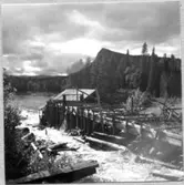 Till Herr Postdirektören m.m. Gustaf Adolf Sundman 5/12 1947 Från
underlydande personal med tack för 14-årigt chefskap för Nedre norra
distriktet. Postdiligensbilder från Strömsund