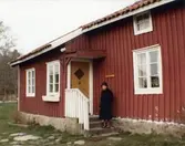 Inga-Lill Börjesson utanför Långåkers hembygdsgård i Kållered, samma månad som maken, Åke Börjessons bortgång.