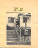 Skälby Poststation exteriören med brevlåda och emaljerad oval
postskylt med texten poststation Postsparbank. Huset är med puts och
har en lång cemnttrappa nedanför sig. se även bild 6266x.