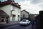 Kvarnbygatan 27 och 29 i Mölndals Kvarnby på 1970-talet. I nr 27 låg C.J. Johanssons Järnhandel. Nr 29 var Mölndals första stadshus. En rådstuga som med tiden blev affär för radio och sport.