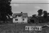 Byggnadsinventering i Lindome 1968. Holmen 14.
Hus nr: 081C4003.
Benämning: permanent bostad, ladugård och redskapsbod.
Kvalitet, bostadshus och ladugård: god.
Kvalitet, redskapsbod: mindre god.
Material: trä.
Övrigt: ladugården vinklad.
Tillfartsväg: framkomlig.