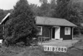 Byggnadsinventering i Lindome 1968. Greggered 3:11.
Hus nr: 081D1009.
Benämning: fritidshus och redskapsbod.
Kvalitet, fritidshus: mycket god.
Kvalitet, redskapsbod: dålig.
Material: trä.
Övrigt: helt omotiverat läge för ett fritidshus.
Tillfartsväg: framkomlig.
Renhållning: soptömning.