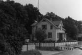 Byggnadsinventering i Lindome 1968. Greggered 2:13.
Hus nr: 081D4003.
Benämning: permanent bostad och garage.
Kvalitet: god.
Material: trä.
Tillfartsväg: framkomlig.
Renhållning: soptömning.