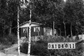 Byggnadsinventering i Lindome 1968. Greggered 3:71.
Hus nr: 081D4011.
Benämning: fritidshus.
Kvalitet: mycket god.
Material: trä.
Övrigt: arbetsplats med skräp.
Tillfartsväg: framkomlig.