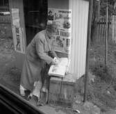 Vid Stavsnäs hämtas morgontidningarna vilka just anlänt med bussen.