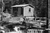 Byggnadsinventering i Lindome 1968. Skräppholmen (2:10).
Hus nr: 091B1007.
Benämning: grund till fritidshus och gäststuga.
Kvalitet: mycket god.
Material: trä.
Tillfartsväg: framkomlig.