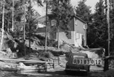 Byggnadsinventering i Lindome 1968. Dvärred (4:9).
Hus nr: 091B3012.
Benämning: fritidshus och garagetak.
Kvalitet: mycket god.
Material: trä, eternit och sten.
Övrigt: mycket väl synligt. Upplyft på hög sockel för att se och synas från sjön.
Tillfartsväg: framkomlig.