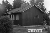 Byggnadsinventering i Lindome 1968. Långö 1:7.
Hus nr: 091C3005.
Benämning: fritidshus och redskapsbod.
Kvalitet, fritidshus: god.
Kvalitet, redskapsbod: mindre god.
Material: trä.
Övrigt: lekstuga.
Tillfartsväg: framkomlig.
Renhållning: soptömning.