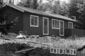 Byggnadsinventering i Lindome 1968. Skräppholmen 2:48.
Hus nr: 091D1024.
Benämning: fritidshus.
Kvalitet: mycket god.
Material: trä.
Tillfartsväg: framkomlig.
Renhållning: soptömning.