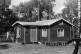 Byggnadsinventering i Lindome 1968. Skräppholmen 2:50.
Hus nr: 091D1029.
Benämning: fritidshus och två redskapsbodar.
Kvalitet, fritidshus: mycket god.
Kvalitet, redskapsbodar: mindre god.
Material: trä.
Tillfartsväg: framkomlig.
Renhållning: soptömning.