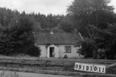 Byggnadsinventering i Lindome 1968. Ranered 2:1.
Hus nr: 091D3011.
Benämning: permanent bostad, ladugård och redskapsbod.
Kvalitet: god.
Material: trä.
Tillfartsväg: framkomlig.