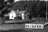 Byggnadsinventering i Lindome 1968. Ålgårdsbacka 1:4.
Hus nr: 091D4007.
Benämning: permanent bostad och ladugård.
Kvalitet: god.
Material, bostadshus: eternit.
Material, ladugård: trä.
Tillfartsväg: framkomlig.