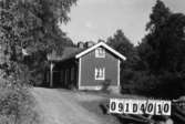 Byggnadsinventering i Lindome 1968. Ålgårdsbacka 2:1.
Hus nr: 091D4010.
Benämning: permanent bostad, två redskapsbodar, kvarn och såg.
Kvalitet, bostadshus och såg: god.
Kvalitet, kvarn: dålig.
Kvalitet, redskapsbodar: mindre god, dålig.
Material: trä.
Övrigt: kvarnen och sågen är vattendrivna.
Tillfartsväg: framkomlig.
Se även KM2007:0354.