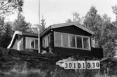 Byggnadsinventering i Lindome 1968. Inseros 1:46.
Hus nr: 301D1030.
Benämning: fritidshus och redskapsbod.
Kvalitet, fritidshus: mycket god.
Kvalitet, redskapsbod: god.
Material: trä.
Tillfartsväg: framkomlig.
Renhållning: soptömning.