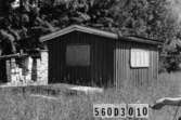 Byggnadsinventering i Lindome 1968. Fagered (2:36).
Hus nr: 560D3010.
Benämning: skjul.
Kvalitet: mindre god.
Material: trä.
Övrigt: byggnadsmaterialupplag.
Tillfartsväg: framkomlig.