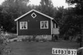 Byggnadsinventering i Lindome 1968. Fagered 2:32.
Hus nr: 560D3037.
Benämning: fritidshus och redskapsbod.
Kvalitet, fritidshus: god.
Kvalitet, redskapsbod: dålig.
Material: trä.
Tillfartsväg: framkomlig.
Renhållning: soptömning.