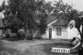 Byggnadsinventering i Lindome 1968. Berget 1:32.
Hus nr: 569C4015.
Benämning: permanent bostad, ladugård och redskapsbod.
Kvalitet, bostadshus och ladugård: god.
Kvalitet, redskapsbod: mindre god.
Material: trä.
Tillfartsväg: framkomlig.
Renhållning: soptömning.