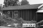 Byggnadsinventering i Lindome 1968. Gårda 2:40.
Hus nr: 569C4030.
Benämning: permanent bostad, gäststuga och två redskapsbodar.
Kvalitet, bostadshus: mycket god.
Kvalitet, övriga: mindre god.
Material: trä.
Övrigt: byggnadsplats. Gäststugan ska försvinna.
Tillfartsväg: framkomlig.
Renhållning: soptömning.