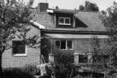 Byggnadsinventering i Lindome 1968. Gårda 2:48.
Hus nr: 569C4034.
Benämning: permanent bostad.
Kvalitet: mycket god.
Material: gult tegel.
Tillfartsväg: framkomlig.
Renhållning: soptömning.