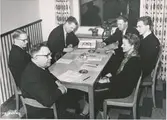 Fotografi föreställande företagsnämnderna i Hägersten. Bilden är tagen i samband med sammanträdet för företagsnämnderna i Bromma, Hägersten och Johanneshov, vid Postkontert Johanneshov 1, 1952.