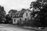 Byggnadsinventering i Lindome 1968. Skäggered 3:17.
Hus nr: 569A4032.
Benämning: permanent bostad, två ladugårdar och redskapsbod.
Kvalitet: mindre god.
Material: trä.
Tillfartsväg: framkomlig.
Renhållning: soptömning.