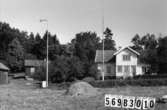 Byggnadsinventering i Lindome 1968. Bräcka 1:4.
Hus nr: 569B3010.
Benämning: permanent bostad, ladugård och hus.
Kvalitet, bostadshus och ladugård: god.
Kvalitet, hus: mindre god.
Material: trä.
Tillfartsväg: framkomlig.