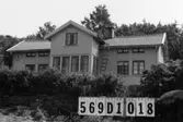 Byggnadsinventering i Lindome 1968. Gårda 2:9 V.
Hus nr: 569D1018.
Benämning: permanent bostad, ladugård och redskapsbod.
Kvalitet, bostadshus och ladugård: god.
Kvalitet, redskapsbod: dålig.
Material: trä.
Övrigt: 569D1019 hyrs ut som sommarbostad av denne ägare.
Tillfartsväg: framkomlig.