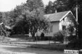 Byggnadsinventering i Lindome 1968. Lindome 4:4 III.
Hus nr: 569D2010.
Benämning: permanent bostad och ladugård.
Kvalitet: god.
Material: trä.
Tillfartsväg: framkomlig.