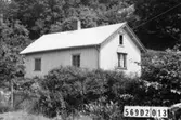 Byggnadsinventering i Lindome 1968. Lindome 5:8.
Hus nr: 569D2013.
Benämning: permanent bostad och redskapsbod.
Kvalitet: mindre god.
Material: trä.
Tillfartsväg: framkomlig.