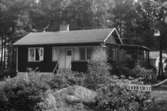 Byggnadsinventering i Lindome 1968. Berget 1:48.
Hus nr: 569D3037.
Benämning: fritidshus och redskapsbod.
Kvalitet. fritidshus: mycket god.
Kvalitet, redskapsbod: god.
Material: trä.
Tillfartsväg: framkomlig.
Renhållning: soptömning.