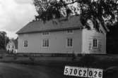 Byggnadsinventering i Lindome 1968. Dvärred 2:15.
Hus nr: 570C1026.
Benämning: permanent bostad och redskapsbod.
Kvalitet, bostadshus: god.
Kvalitet, redskapsbod: mindre god.
Material: trä.
Tillfartsväg: framkomlig.
Renhållning: soptömning.